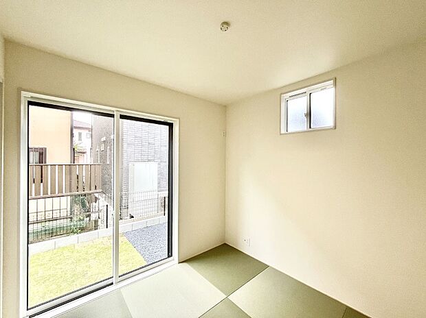 ~Japanese Room~ LDK隣接の和室は、アイロンがけなど奥様の家事スペースとして、また小さなお子様のいるご家庭ではお昼寝やおむつ替えの場としてご活用いただけます。