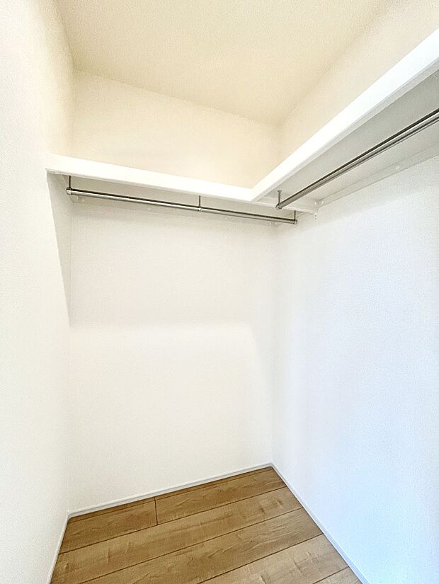 ~Walk-in Closet~ 必要なものやコーディネートを一覧して確認でき、身支度や準備が短時間で済むウォークインクローゼットを設置しました。家の中をすっきりとさせる便利な収納スペースです。