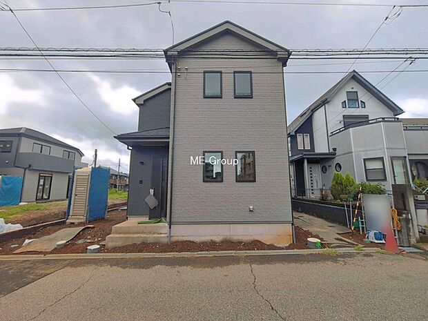 ◆C号棟◆～Exterior～　堂々たる趣ながら、主張し過ぎずどこか余裕を感じさせるシャープなフォルムで佇む邸宅は、晴天の空と照らし合わせる事で、本来あるべき完成形の姿を見せてくれます。