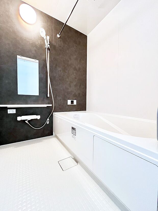 ◆B号棟◆~Bath Room~ 足を伸ばして入浴することが可能!一日の疲れを癒す貴重なバスタイムです。お子様とご一緒でも十分な広さなので、リビングとは違った家族団欒のひと時をお楽しみいただけます。