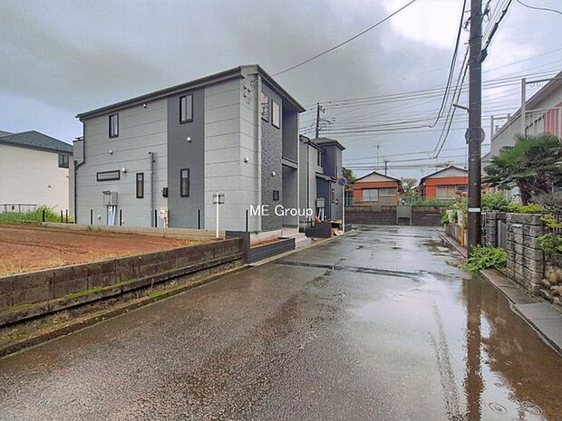 ～Exterior～　前面道路：北西 6m 公道　前面道路は閑静な住宅地をはしる車通りの少ない道路。駐車の出し入れもらくらくです！ご不明点・現地見学のご希望は、お気軽にお問い合わせください！