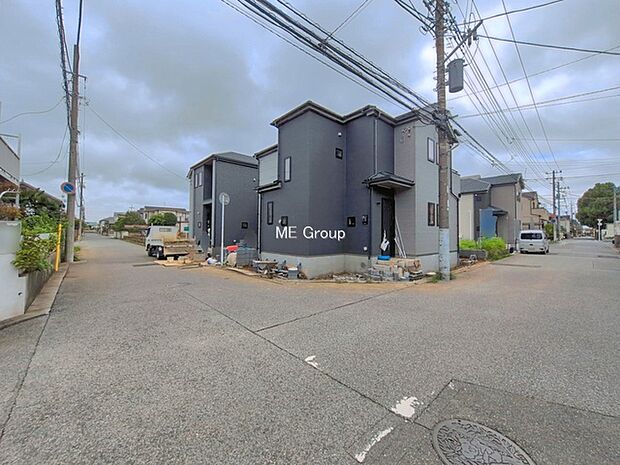 ~Exterior~ 前面道路:北西 6m 公道 前面道路は閑静な住宅地をはしる車通りの少ない道路。駐車の出し入れもらくらくです!ご不明点・現地見学のご希望は、お気軽にお問い合わせください!