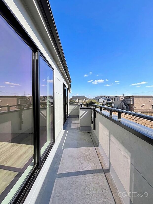 ◆B号棟◆~Balcony~ バルコニーは温かい陽がさしこみ、お布団や洗濯物を気持ちよく干すことができます。使いやすく開放的なバルコニーです♪陽ざしがたっぷり降り注ぐ、バルコニー付き住まい。