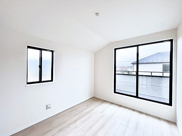 ◆B号棟◆~Bed Room~ 2面採光を確保した明るい室内は、風通しも良く、大変居心地の良い空間となっております。爽やかな風を感じて起きる朝は、快適生活の始まりに!日当たりがとても良い住まい♪