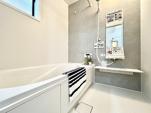 ~Bath Room~ 落ち着いた雰囲気の浴室で明日に向けてリフレッシュ。浴室乾燥機能も付いているので隣の洗濯機置き場で洗い上がった洗濯物を、雨の日も天気を気にせず乾燥させることも可能です。
