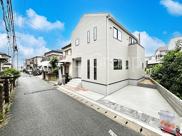 ~Exterior~ 前面道路: 南東 3.85m 公道 閑静な住宅地をはしる車通りの少ない道路。駐車の出し入れもらくらくです!ご不明点・現地見学のご希望は、お気軽にお問い合わせください!