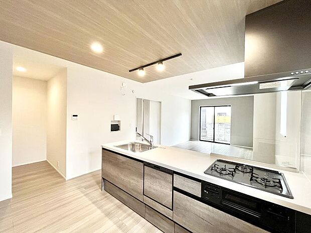 ◆1号棟◆～Kitchen～　会話が弾むリビング、料理が愉しくなるキッチン。家は、ただ生活する場ではなく、暮らしを愉しく、快適にする場所。笑顔の毎日、安らぎの日々のために、最新の設備・仕様を採用。