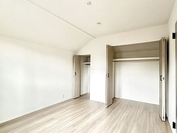 ◆1号棟◆～Bed Room～  全居室には収納クローゼットを完備！普段使いのお洋服や小物はもちろん、季節物のお洋服などもしっかりと整理整頓おしまい頂けます。  居室空間を広く使用できますね。