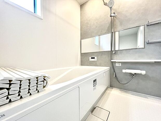 ◆1号棟◆~Bath Room~ 足を伸ばして入浴することが可能!一日の疲れを癒す貴重なバスタイムです。お子様とご一緒でも十分な広さなので、リビングとは違った家族団欒のひと時をお楽しみいただけます。