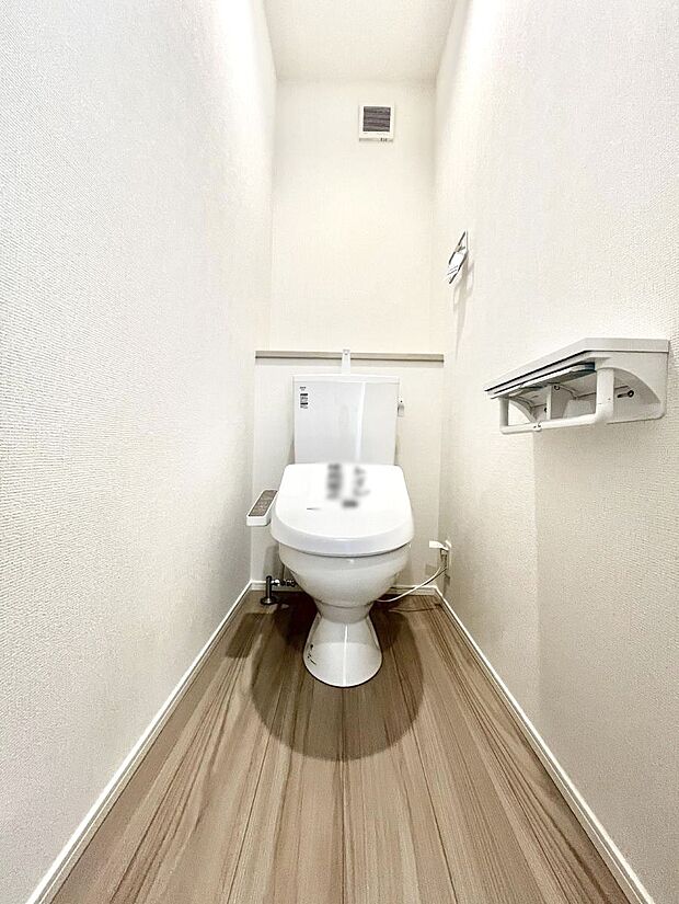 ◆1号棟◆~Toilet~ 清潔感のある水回り♪トイレはウォシュレット付きです◎トイレは毎日使わざるを得ないもの。いつも清潔を保ちたいですね。トイレが2ヶ所あるので朝の混雑時に便利です!