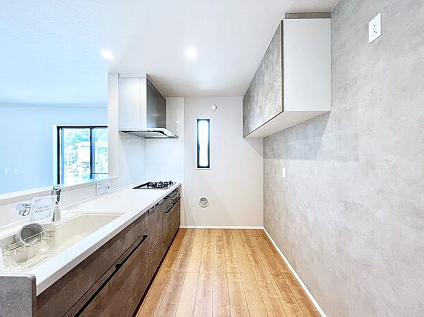 ~Kitchen~ 自然光が入る窓のあるキッチン☆毎日使う場所だからこそ、使い勝手を考慮しました。ゆったりとしたキッチンコーナーは質感豊かな仕上がりとなっております。