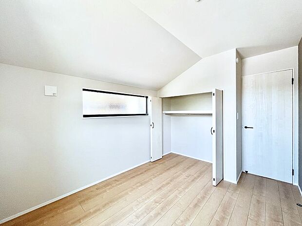 ~Bed Room~ 全居室には収納クローゼットを完備!普段使いのお洋服や小物はもちろん、季節物のお洋服などもしっかりと整理整頓おしまい頂けます。 居室空間を広く使用できますね。