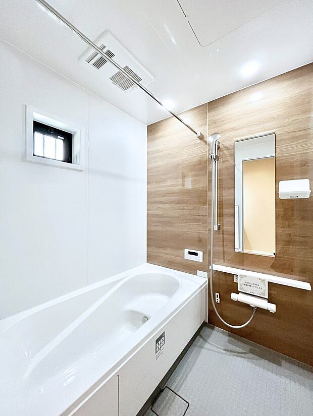 ~Bath Room~ ゆったりと足を伸ばして入浴することが可能!一日の疲れを癒す貴重なバスタイムです。お子様とご一緒でも十分な広さなので、リビングとは違った家族団欒のひと時をお楽しみいただけます。