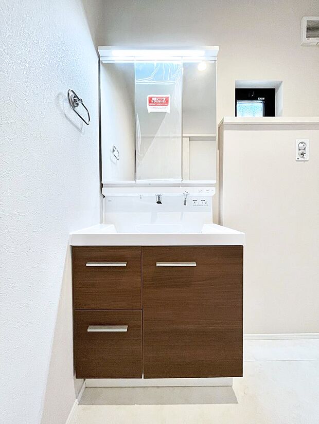 ~Dressing Room~ 暗くなりがちな洗面所も窓があると採光と換気が可能なので気持ちよくお使い頂けます。三面鏡タイプの洗面台は鏡裏収納で散らかりがちな洗面所もスッキリ♪