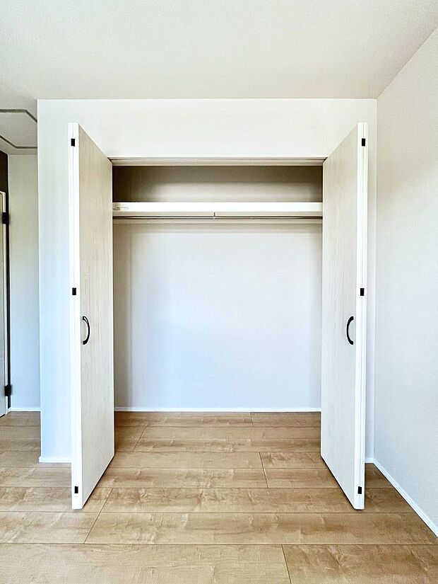 ~Closet~ 壁面クローゼットがあればタンスを置く必要がなく、出っ張りのないスッキリ空間を維持できます。限られたスペースを有効に活用できそう。季節の衣類や趣味の品などたっぷり収納出来ますね♪