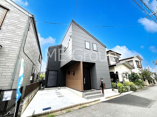 ~Exterior~ 堂々たる趣ながら、主張し過ぎずどこか余裕を感じさせるシャープなフォルムで佇む邸宅は、晴天の空と照らし合わせる事で、本来あるべき完成形の姿を見せてくれます。