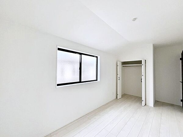 ～Bed Room～　子供部屋はお子様にとって大変重な役割があります。子供一人で過ごす空間を与えることで、宿題や勉強時間も自然と増えまた自ら部屋の片付けや掃除なども促すことに繋がります。