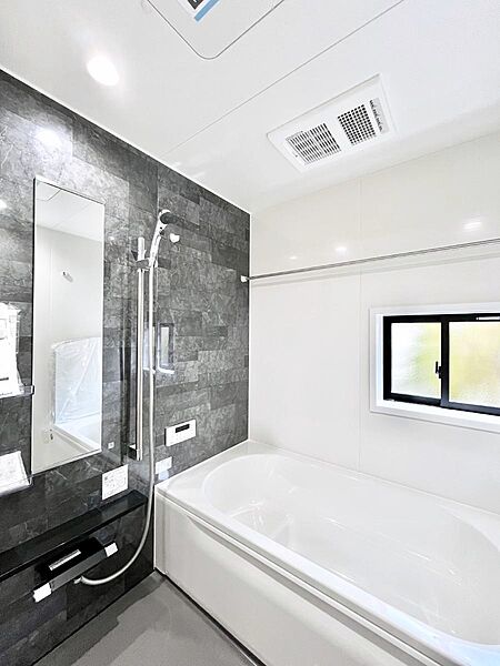 ～Bath Room～　落ち着いた雰囲気の浴室で明日に向けてリフレッシュ。浴室乾燥機能も付いているので隣の洗濯機置き場で洗い上がった洗濯物を、雨の日も天気を気にせず乾燥させることも可能です。