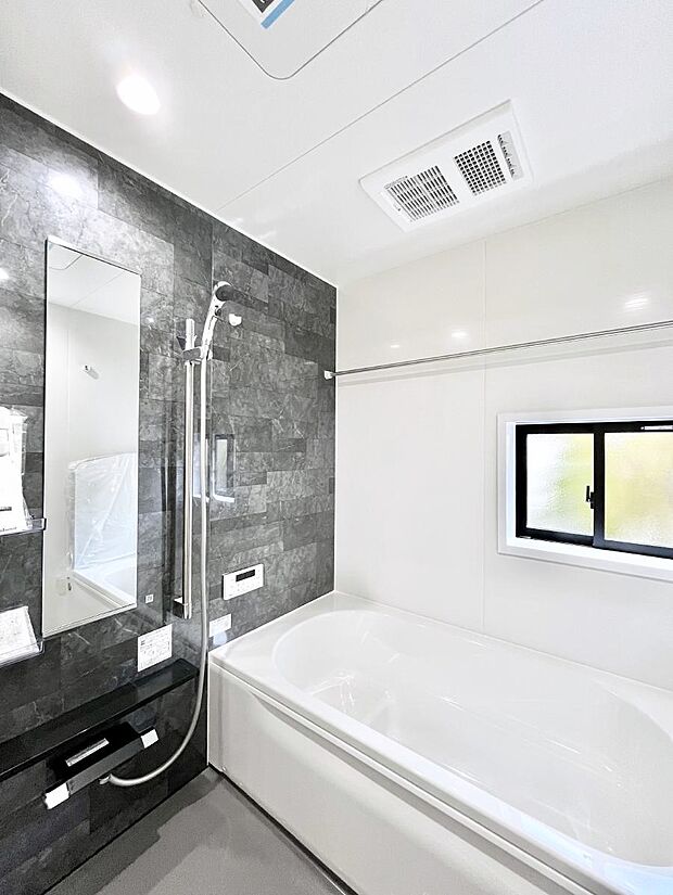 ~Bath Room~ 落ち着いた雰囲気の浴室で明日に向けてリフレッシュ。浴室乾燥機能も付いているので隣の洗濯機置き場で洗い上がった洗濯物を、雨の日も天気を気にせず乾燥させることも可能です。