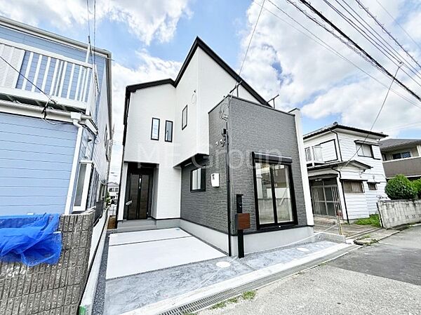 ～Exterior～  閑静な住宅地で子育て家族にピッタリ。  毎日のお散歩も快適な緑に恵まれたエリアで、自然に包まれた穏やかな暮らしを実現するための、ゆとりある住環境が整っています。