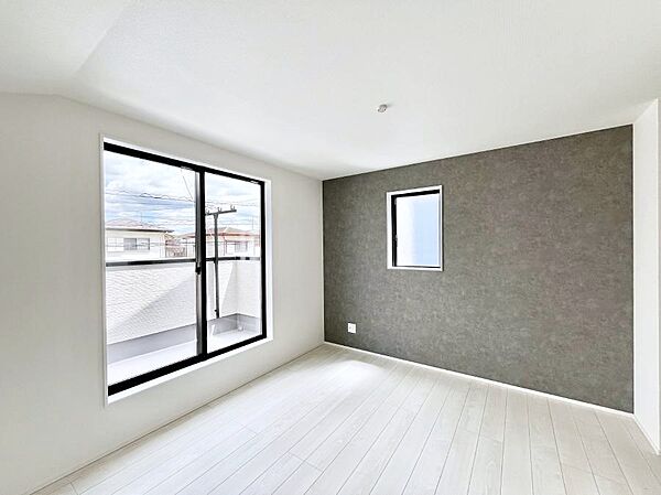 ～Bed Room～  「今日も一日お疲れ様」とご夫婦でゆったりくつろげる寝室。  毎日の家事やお仕事に疲れた日はフカフカのベットで癒されてください。テレビや本棚をおいても快適な広さが自慢♪