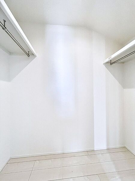～Walk-in Closet～　必要なものやコーディネートを一覧して確認でき、身支度や準備が短時間で済むウォークインクローゼットを設置しました。家の中をすっきりとさせる便利な収納スペースです。