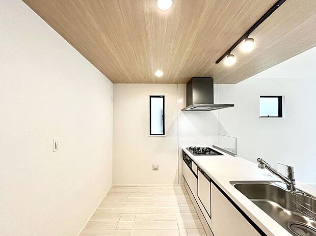 ◆2号棟◆~Kitchen~ 自然光が入る窓のあるキッチン☆毎日使う場所だからこそ、使い勝手を考慮しました。ゆったりとしたキッチンコーナーは質感豊かな仕上がりとなっております。
