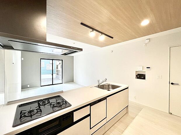 ◆2号棟◆~Kitchen~ 会話が弾むリビング、料理が愉しくなるキッチン。家は、ただ生活する場ではなく、暮らしを愉しく、快適にする場所。笑顔の毎日、安らぎの日々のために、最新の設備・仕様を採用。