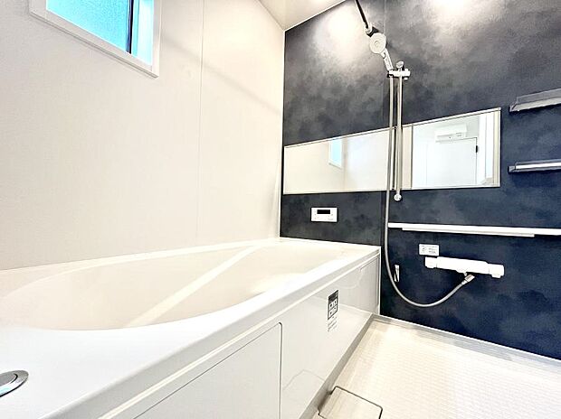 ◆2号棟◆~Bath Room~ 足を伸ばして入浴することが可能!一日の疲れを癒す貴重なバスタイムです。お子様とご一緒でも十分な広さなので、リビングとは違った家族団欒のひと時をお楽しみいただけます。