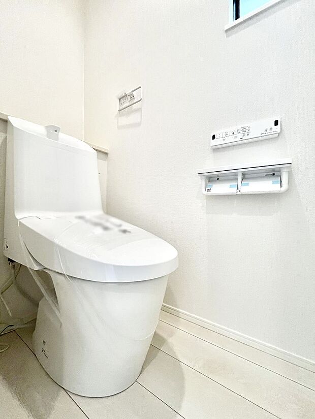 ◆2号棟◆~Toilet~ 清潔感のある水回り♪トイレはウォシュレット付きです◎トイレは毎日使わざるを得ないもの。いつも清潔を保ちたいですね。トイレが2ヶ所あるので朝の混雑時に便利です!