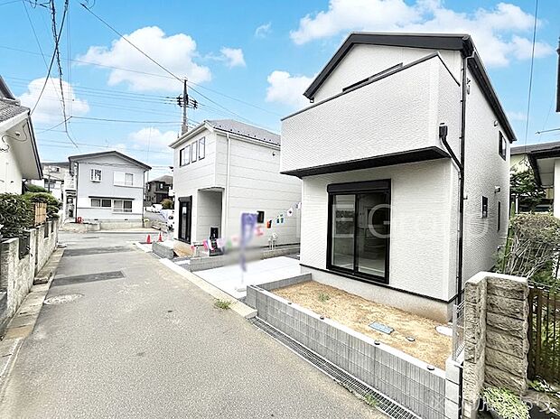 ~Exterior~ 前面道路は閑静な住宅地をはしる車通りの少ない道路。駐車の出し入れもらくらくです!ご不明点・現地見学のご希望は、お気軽にお問い合わせください!