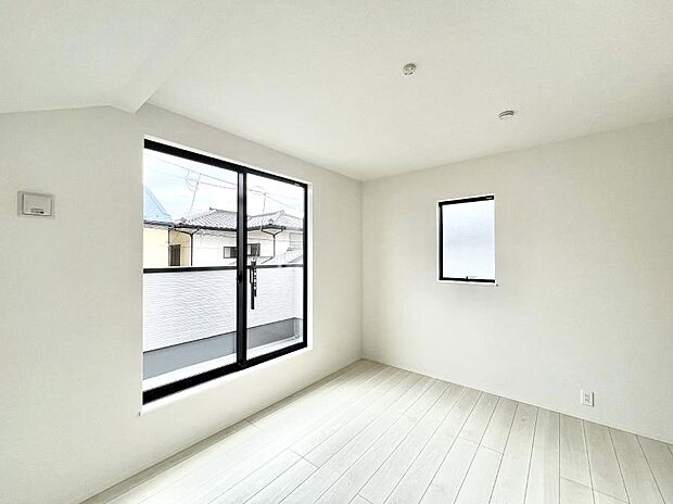 ◆2号棟◆~Bed Room~ 2面採光を確保した明るい室内は、風通しも良く、大変居心地の良い空間となっております。爽やかな風を感じて起きる朝は、快適生活の始まりに!日当たりが良い住まい♪