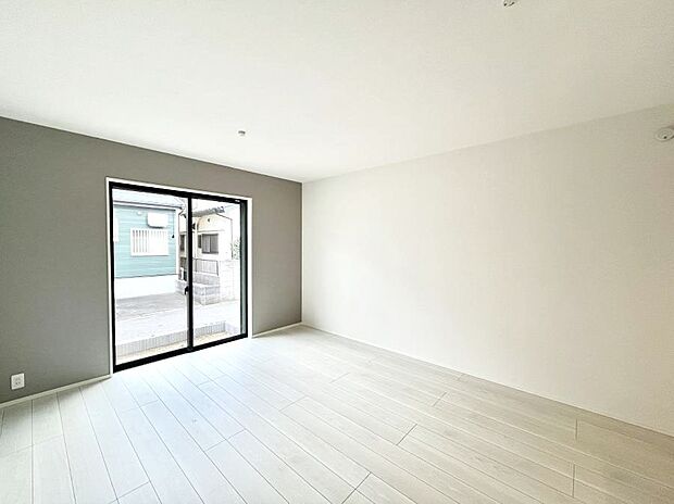 ◆2号棟◆~Living~ 豊かな陽光がこの場所を照らしだす。光溢れるこの空間はみんなの笑顔が集う場所、時を忘れ、つきることのないたわいもない会話を楽しむ時間、たくさんの思いが綴られる場所。