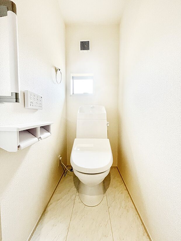 明るく清潔感のあるトイレです。 