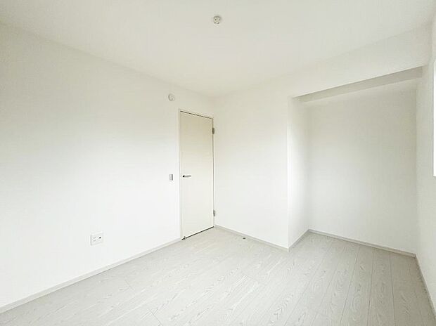 ~Bed Room~ 木の温もりがやさしいフローリングは安らぎをもたらすプライベート空間。明るめのフローリングですので、壁紙ともマッチし、お部屋を更に広く見せてくれる効果も。