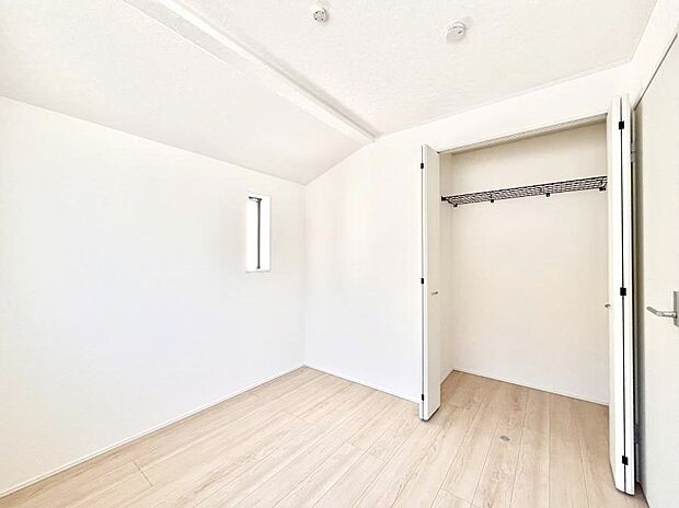 ◆2号棟◆~Bed Room~ 全居室には収納クローゼットを完備!普段使いのお洋服や小物はもちろん、季節物のお洋服などもしっかりと整理整頓おしまい頂けます。 居室空間を広く使用できますね。