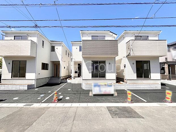◆2号棟◆~Exterior~ 一戸建ての大きなメリットは、自分達の「土地」を「自由に」使える事です。ガーデニングやDIY,車やバイクの趣味など様々な用途で利用できます。