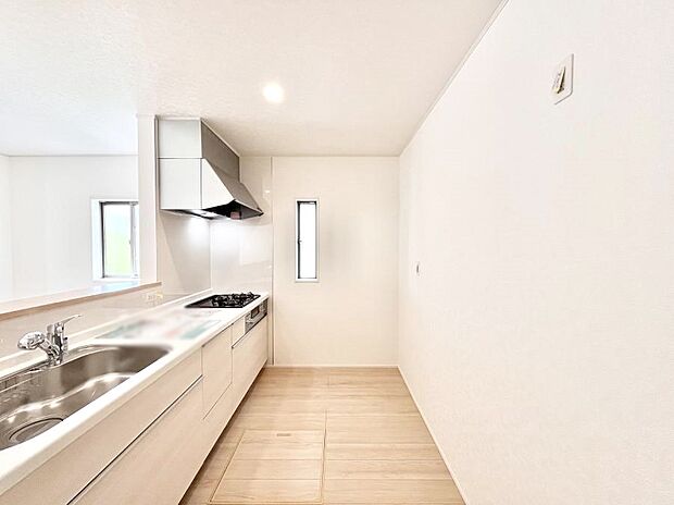 ◆1号棟◆～Kitchen～　自然光が入る窓のあるキッチン☆毎日使う場所だからこそ、使い勝手を考慮しました。ゆったりとしたキッチンコーナーは質感豊かな仕上がりとなっております。