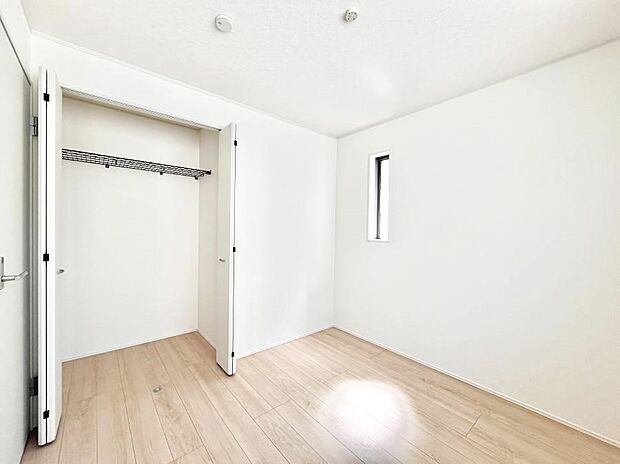 ◆1号棟◆～Bed Room～  全居室には収納クローゼットを完備！普段使いのお洋服や小物はもちろん、季節物のお洋服などもしっかりと整理整頓おしまい頂けます。  居室空間を広く使用できますね。