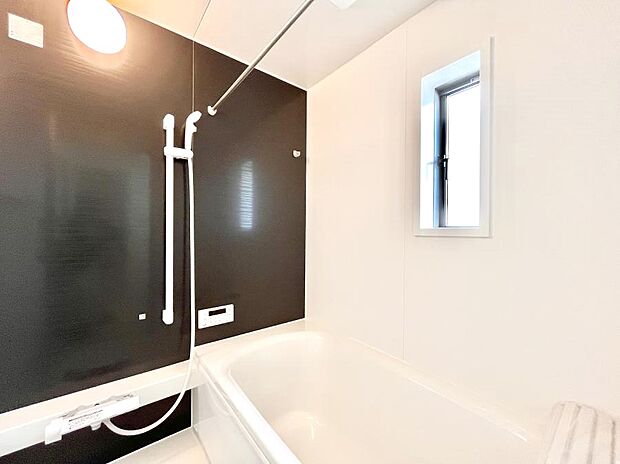 ◆1号棟◆～Bath Room～　窓付きのバスルームは、採光もあり明るく気持ちの良い空間です。窓があることで、換気環境も良好。ゆったり寛げるバスルームで、毎日のバスタイムが楽しみになりそうです。