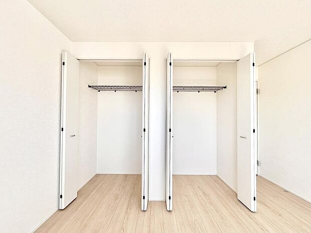 ◆1号棟◆～Closet～　壁面クローゼットがあればタンスを置く必要がなく、出っ張りのないスッキリ空間を維持できます。限られたスペースを有効に活用できそう。衣類や趣味の品などたっぷり収納出来ますね♪