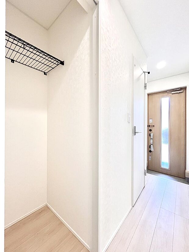 ◆1号棟◆玄関ホール収納です。掃除道具やお出かけ用グッズの収納に便利です。