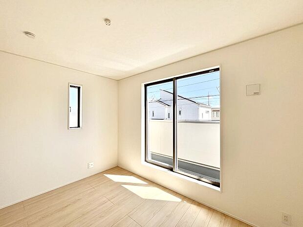 ◆1号棟◆～Bed Room～　マンションと違い部屋数が多いのが戸建てのメリットです。ご家族が増えたことで手狭に感じていた住まいも戸建てでは各居室プライバシーを保つことができます。