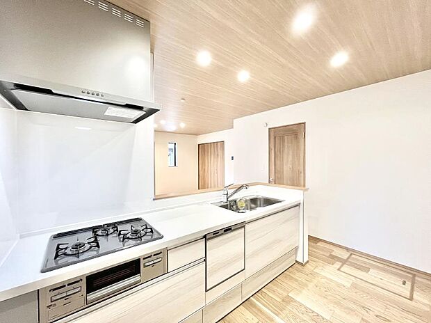 ~Kitchen~ 会話が弾むリビング、料理が愉しくなるキッチン。家は、ただ生活する場ではなく、暮らしを愉しく、快適にする場所。笑顔の毎日、安らぎの日々のために、最新の設備・仕様を採用。