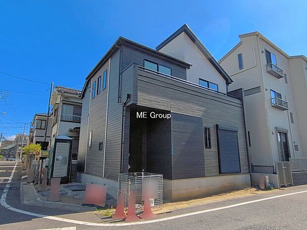 ~Exterior~ 角地により陽当り・風通し良好です。一戸建ての大きなメリットは、自分達の「土地」を「自由に」使える事です。ガーデニングやDIY,車やバイクの趣味など様々な用途で利用できます。