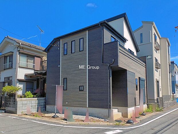 ~Exterior~ 角地により陽当り・風通し良好です。一戸建ての大きなメリットは、自分達の「土地」を「自由に」使える事です。ガーデニングやDIY,車やバイクの趣味など様々な用途で利用できます。