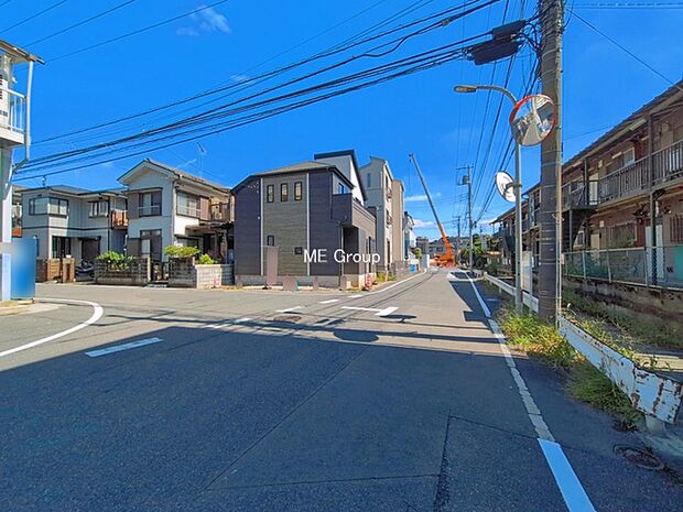 ~Exterior~ 前面道路:西 8.4m 公道、南 5.5m 公道 住宅地になっているので車量も少なく、静かな立地です。子育て環境も良好です♪♪周辺環境もあわせてご案内させて頂きます。