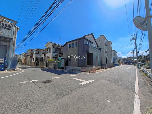 ～Exterior～　前面道路：西 8.4m 公道、南 5.5m 公道　住宅地になっているので車量も少なく、静かな立地です。子育て環境も良好です♪♪周辺環境もあわせてご案内させて頂きます。