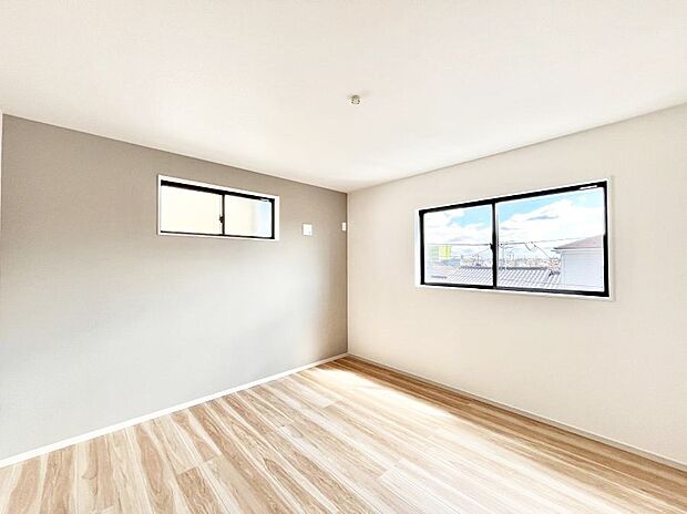 ～Bed Room～　「今日も一日お疲れ様」とご夫婦でゆったりくつろげる寝室。毎日の家事やお仕事に疲れた日はフカフカのベットで癒されてください。テレビや本棚をおいても快適な広さが自慢♪