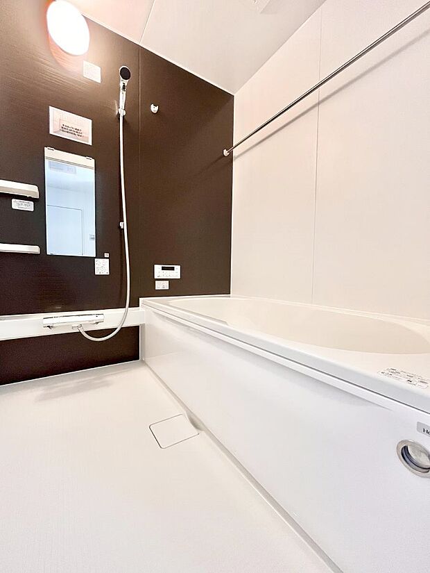 ～Bath Room～　足を伸ばして入浴することが可能！一日の疲れを癒す貴重なバスタイムです。お子様とご一緒でも十分な広さなので、リビングとは違った家族団欒のひと時をお楽しみいただけます。